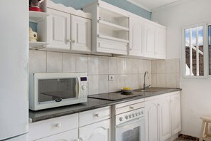 Frigorífico, microondas, horno y placa de cocina