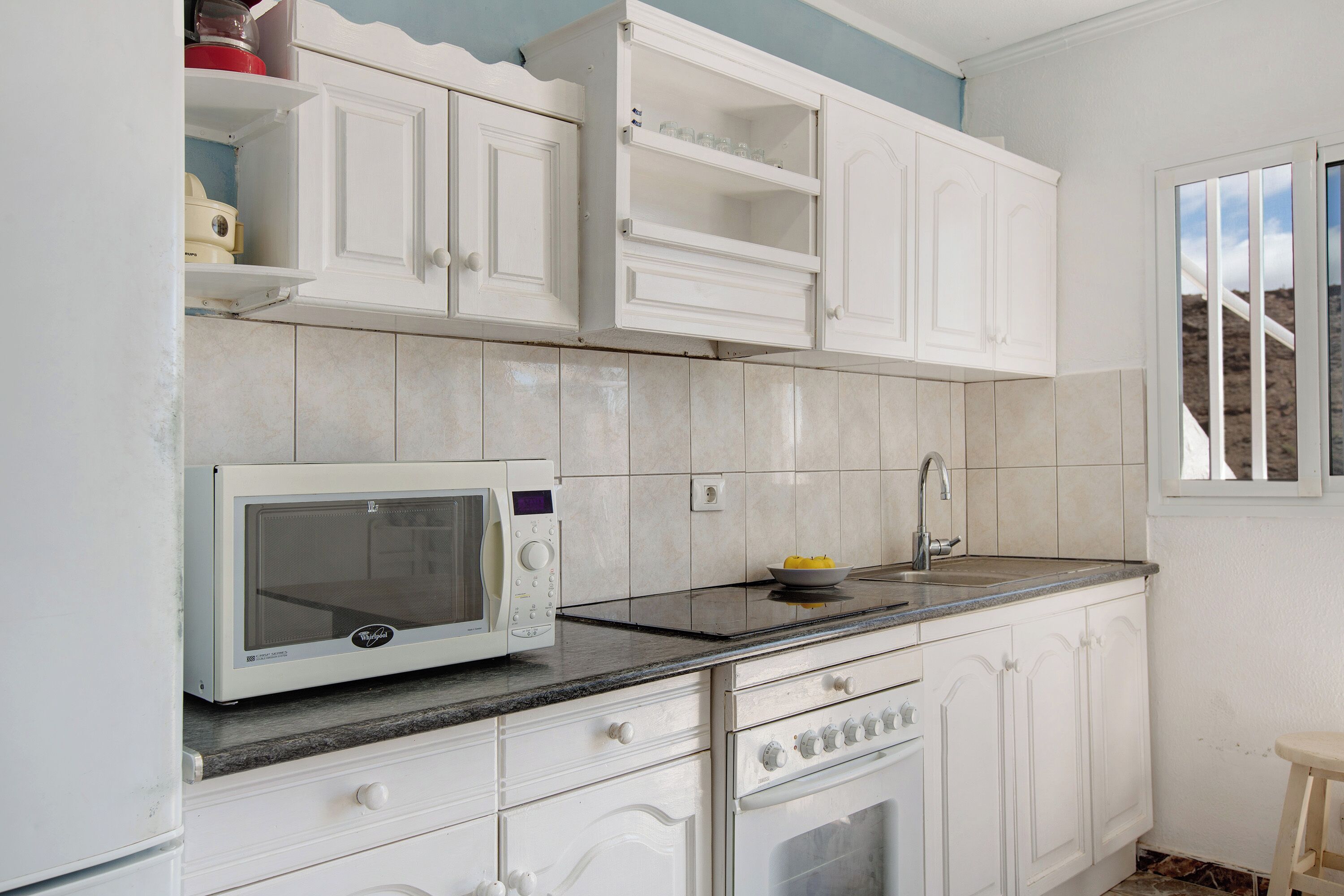 Jääkaappi, mikroaaltouuni, uuni, liesi