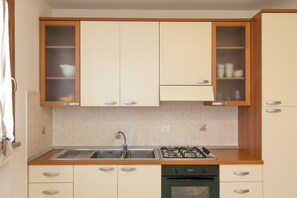 Frigorífico, horno, placa de cocina y tostadora