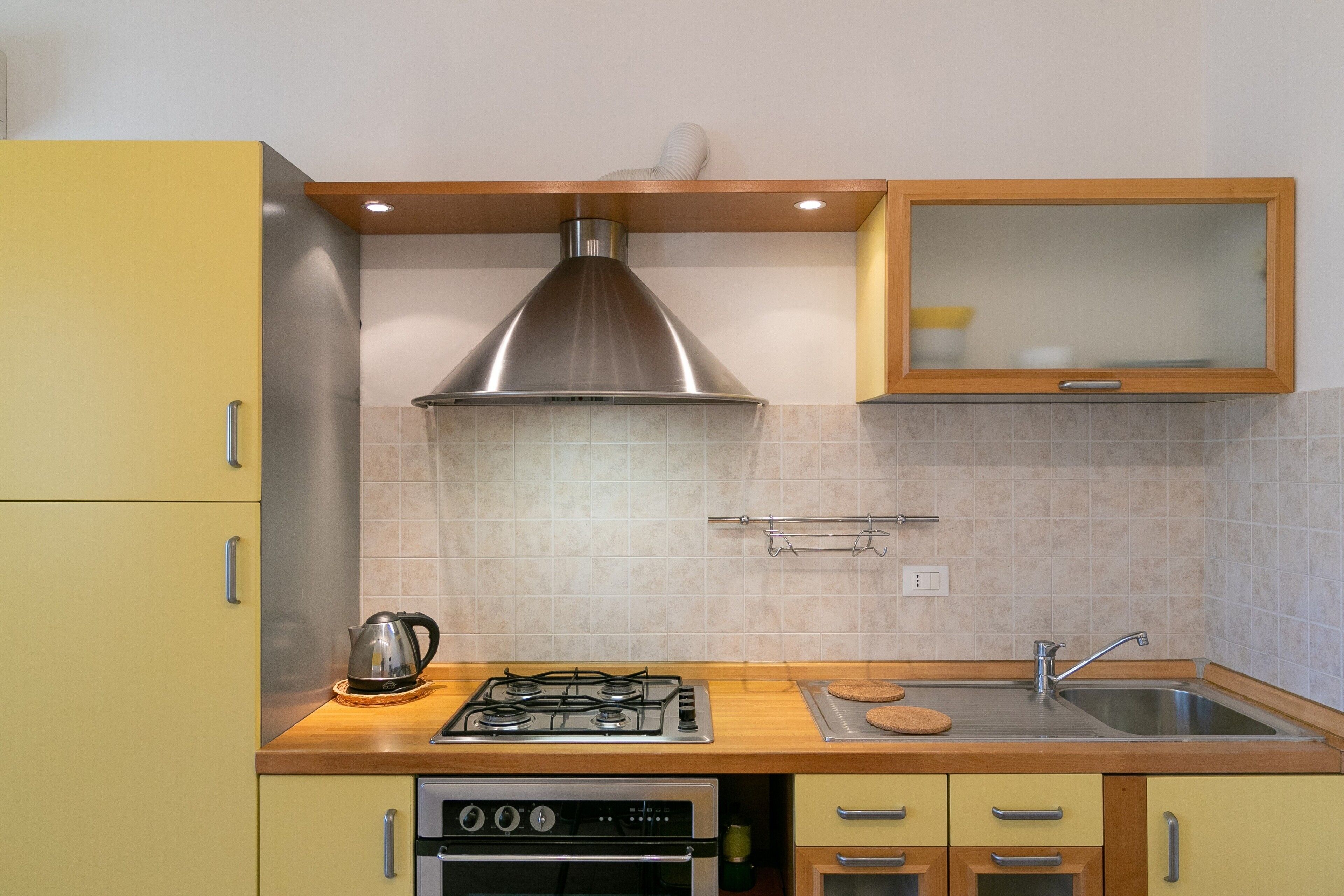 Fridge, oven, stovetop, electric kettle