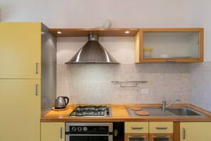 Frigorifero, forno, piano cottura, bollitore elettrico