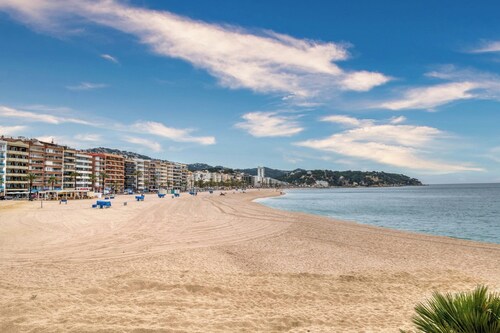 Pet-Friendly Apartament Luisa close to the Beach with Balcony & Wi-Fi