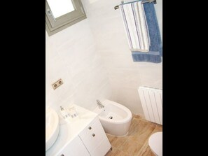 Bathtub, hair dryer, towels