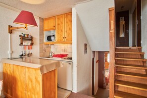 Frigorífico, microondas, placa de cocina y lavavajillas