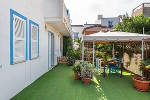 Outdoor dining - Pet-Friendly Holiday Home 'Casa Leo' with Sea View, Garden & A/C (CALASETTA)