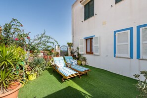 Terrace/patio - Pet-Friendly Holiday Home 'Casa Leo' with Sea View, Garden & A/C (CALASETTA)