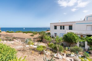 Exterior - Pet-Friendly Holiday Home 'Casa Leo' with Sea View, Garden & A/C (CALASETTA)