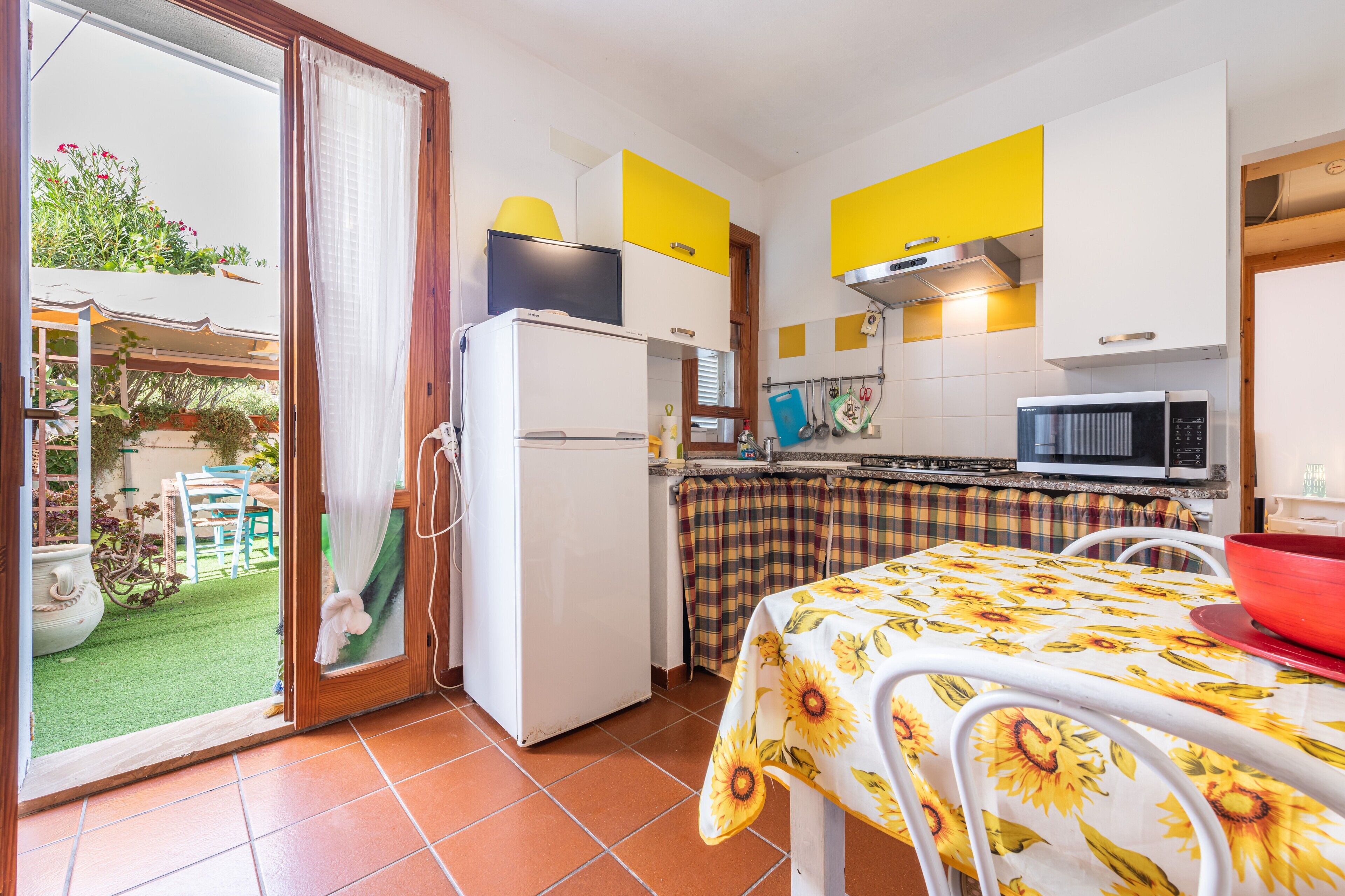 Køleskab, mikrobølgeovn, kogeplade, kaffe-/temaskine