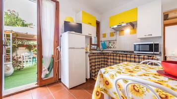 Køleskab, mikrobølgeovn, kogeplade, kaffe-/temaskine