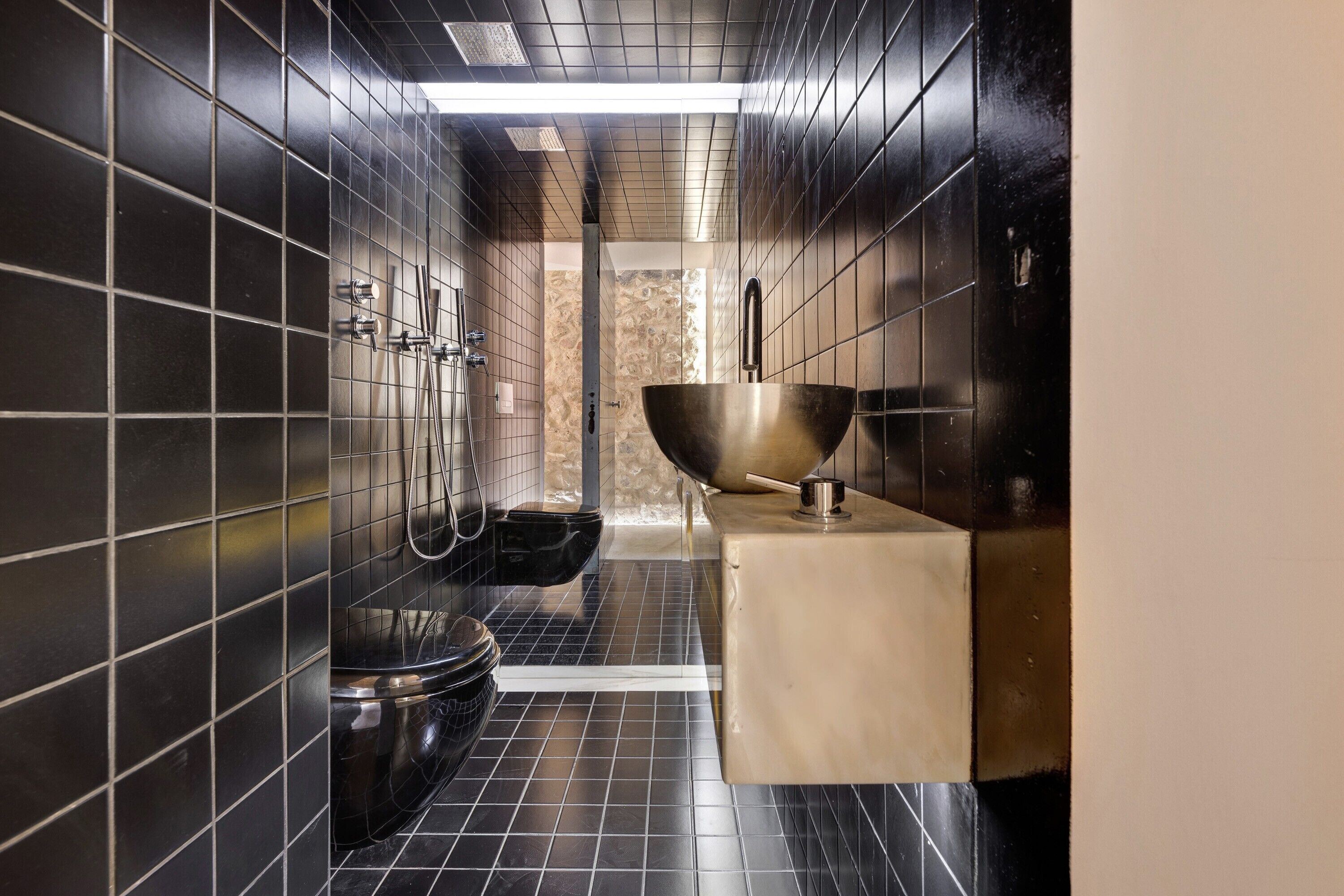 Douche, sèche-cheveux, serviettes fournies