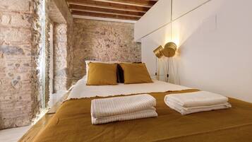 1 habitación, tabla de planchar con plancha, wifi gratis y ropa de cama