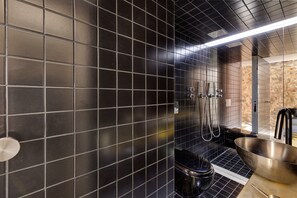 Een douche, een haardroger, handdoeken