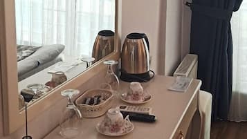 Habitación doble estándar | Área de sala de estar | Televisión LCD
