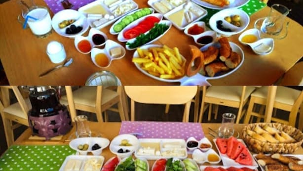 Una mesa de comedor dispuesta con diversos alimentos y condimentos.