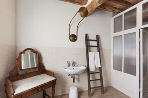 Shower, hair dryer, towels - Holiday Home 'Corte Croce' with Private Garden, Wi-Fi and Air Conditioning (Gonzaga)