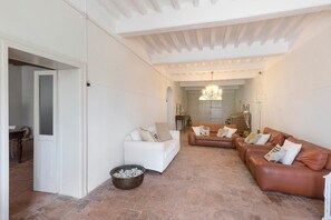 TV, tavolo da ping pong, impianto stereo