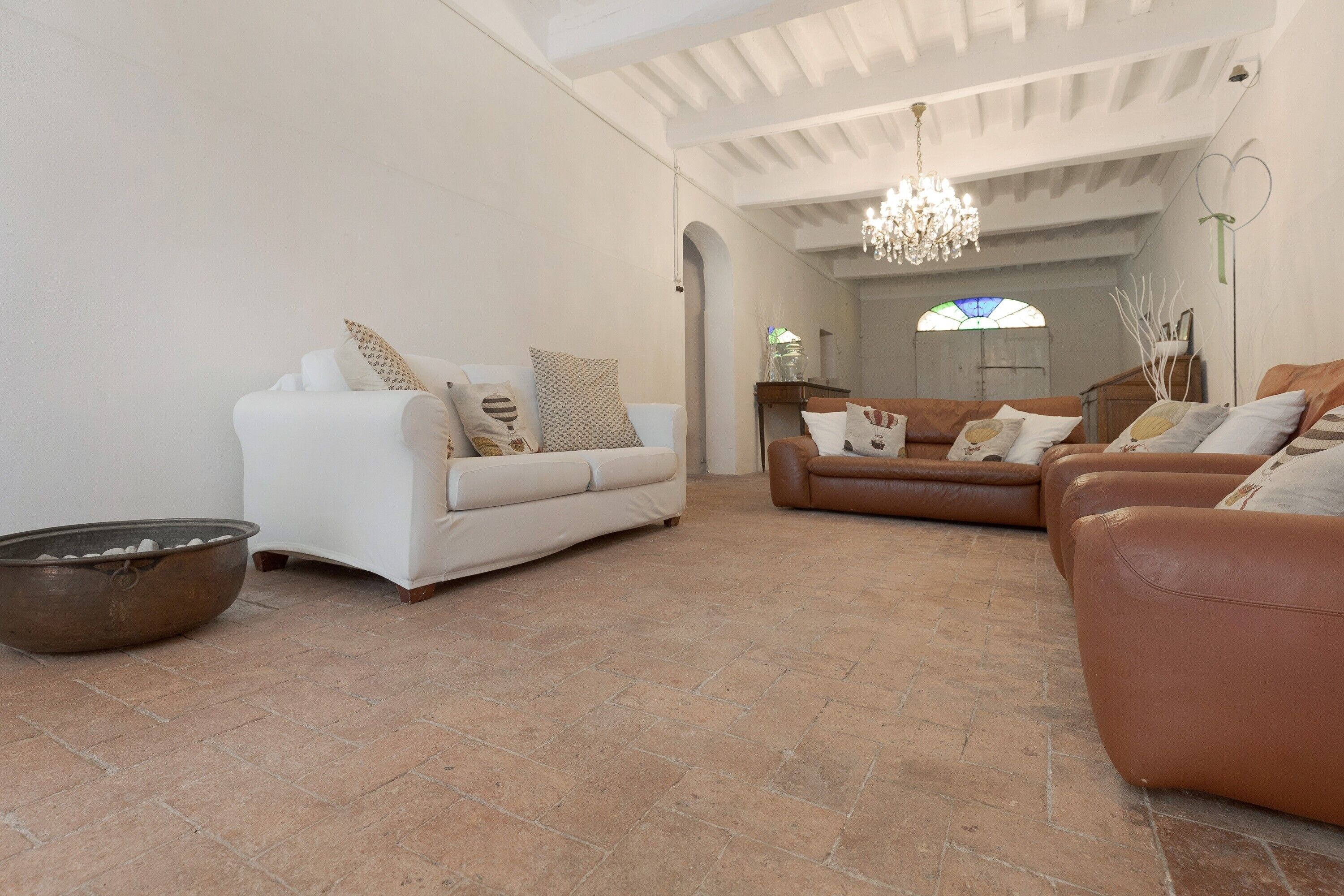 TV, tavolo da ping pong, impianto stereo