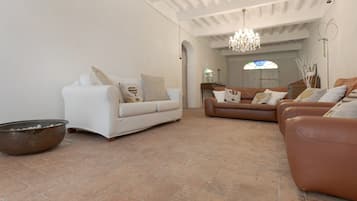 TV, tavolo da ping pong, impianto stereo