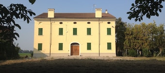 Holiday Home 'Corte Croce' with Private Garden, Wi-Fi and Air Conditioning