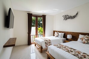 Habitació d'hotel amb dos llits, una banca de fusta, una televisió i una finestra amb cortines.