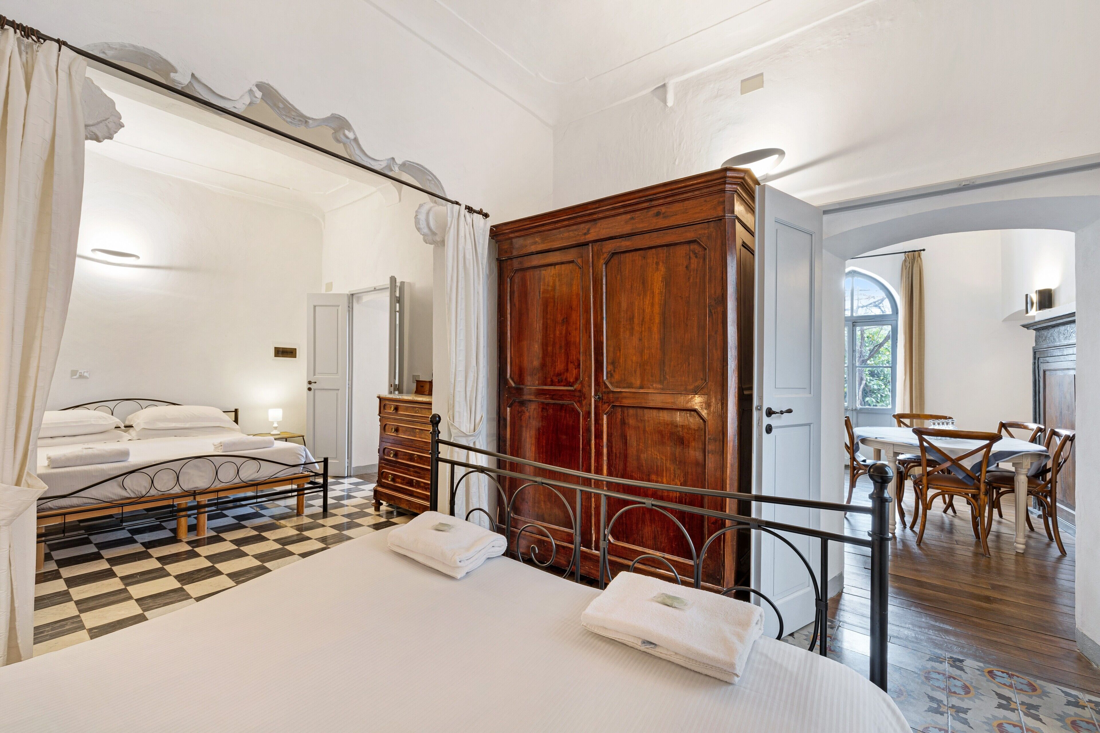 3 室のベッドルーム、アイロン / アイロン台、WiFi (無料)、ベッドシーツ