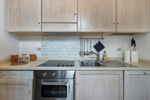 Fridge, oven, stovetop, dishwasher - Pet-Friendly Apartment Quadrilocale Camelot with Mountain View, Balcony & Wi-Fi (Finale Ligure)