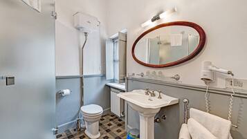 Douche, sĂšche-cheveux, serviettes fournies