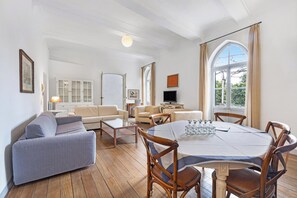 TV - Pet-Friendly Apartment Quadrilocale Camelot with Mountain View, Balcony & Wi-Fi (Finale Ligure)