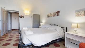 2 dormitoris, planxa i posts de planxar, wifi gratuïta i roba de llit