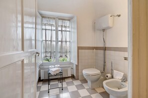 Shower, hair dryer, towels - Pet-Friendly Apartment Trilocale Ginevra with Mountain View, Balcony & Wi-Fi (Finale Ligure)