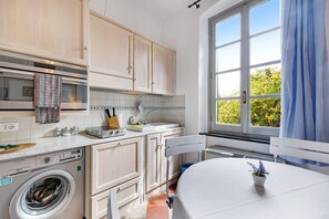 Frigorífico, horno, placa de cocina y lavavajillas