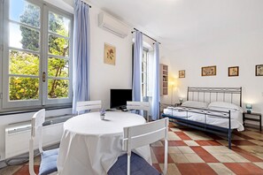 1 chambre, fer et planche Ă repasser, Wi-Fi gratuit, draps fournis