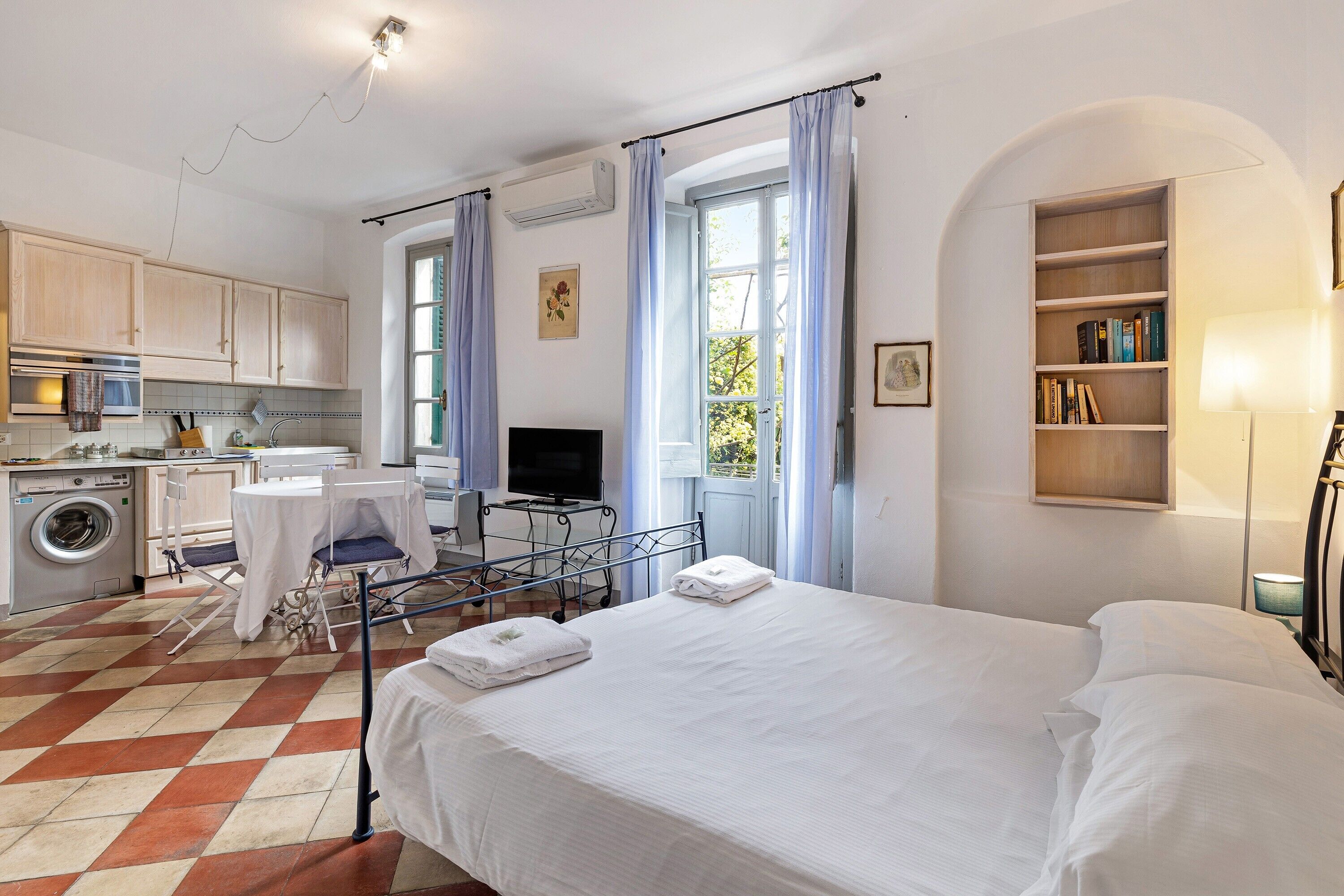 1 habitación, tabla de planchar con plancha, wifi gratis y ropa de cama 