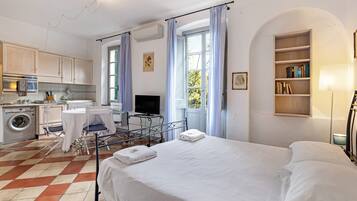 1 habitación, tabla de planchar con plancha, wifi gratis y ropa de cama