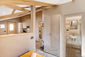 Douche, sèche-cheveux, serviettes fournies