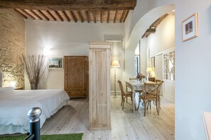 Iron/ironing board, free WiFi, bed sheets