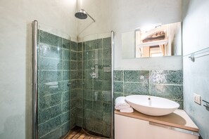 Shower, hair dryer, towels - Studio "Radicondoli" with Balcony & Wi-Fi (Radicondoli Siena)