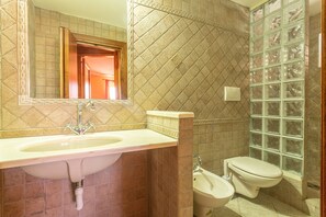 Bathtub, hair dryer, towels