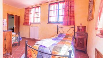 2 bedrooms, iron/ironing board, free WiFi, bed sheets
