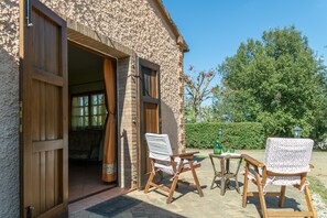 Terrace/patio - Pet-Friendly Finca 'Flores' with Mountain View, Shared Pool & Wi-Fi (Roccastrada GR)