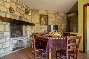 Dining - Pet-Friendly Finca 'Flores' with Mountain View, Shared Pool & Wi-Fi (Roccastrada GR)