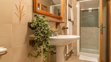 Badewanne, Haartrockner, Handtücher