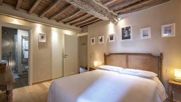 1 habitación, tabla de planchar con plancha, wifi gratis y ropa de cama