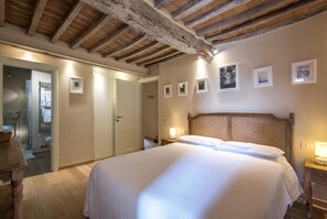 1 habitación, tabla de planchar con plancha, wifi gratis y ropa de cama 