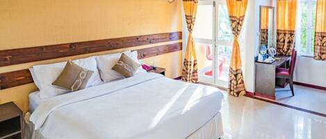 Minibar, meja kerja, Wi-Fi gratis, dan seprai linen