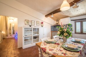 Dining - "Appartamento Panoramico" with views over the hills and Wi-Fi (Radicondoli)