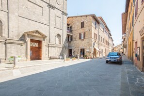 Exterior - "Appartamento Panoramico" with views over the hills and Wi-Fi (Radicondoli)