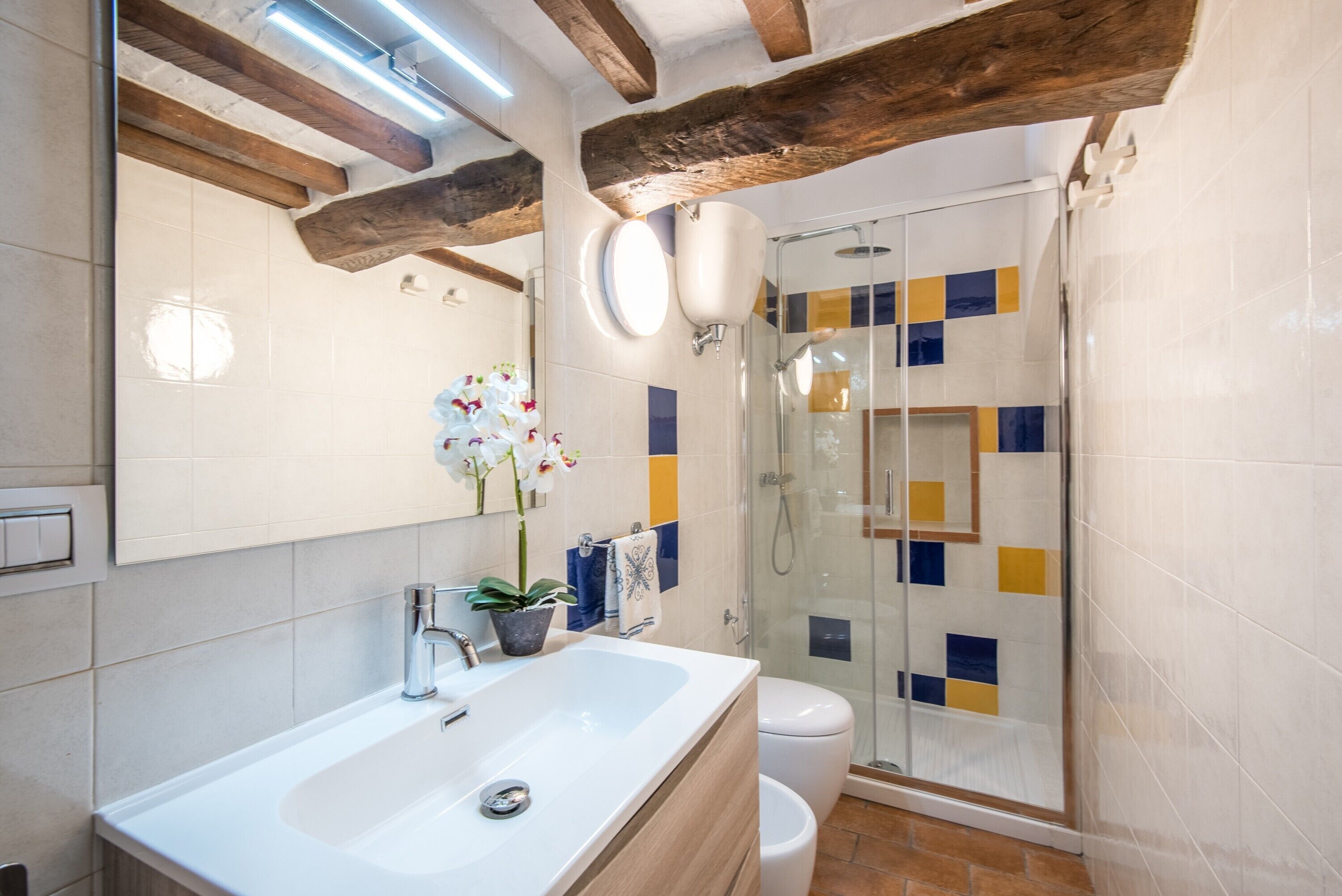 Een douche, een haardroger, handdoeken