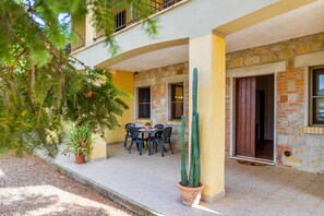 Outdoor dining - Apartment "Luna" in Maremma with Terraces, Shared Pool and Wi-Fi (Montemassi)