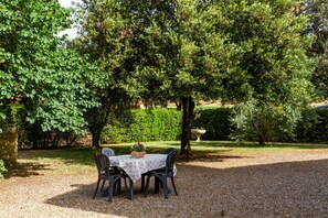 Outdoor dining - Aurora Apartment in Maremma with Garden, Shared Pool and Wi-Fi (Montemassi)